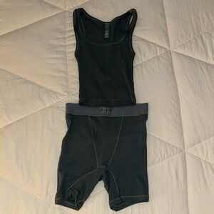 SKIMS SET NEVER WORN IN PERFECT CONDITION!
